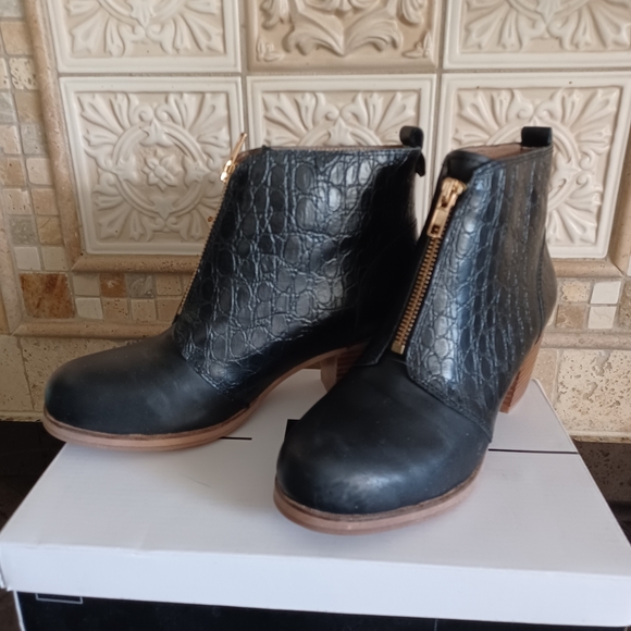 Yosi Samra Shoes - Leather zip bootie. Black gold sz 7